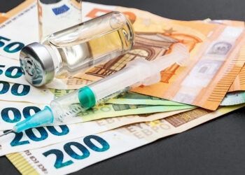 Polonia a fost dată în judecată de Pfizer pentru că nu a plătit şi nu şi-a ridicat vaccinurile comandate.