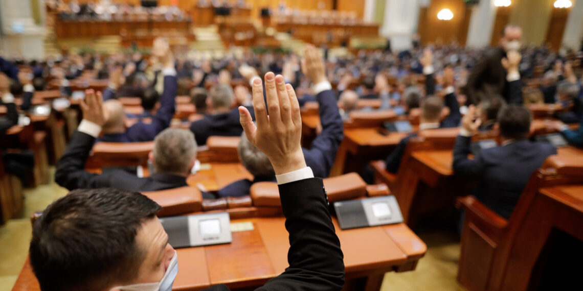 CCR a decis ca foștii parlamentari să rămână cu pensiile speciale.