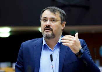 Cristian Ghinea, la DNA pentru a depune o plângere împotriva clasării dosarului privind achiziţia de maşini pentru Poliţie