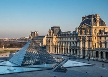 Muzeul Luvru din Paris va majora preţul biletelor cu 29%