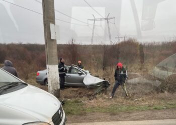 Redactorul-șef adjunct GSP, în stare gravă după ce a intrat cu mașina într-un stâlp de înaltă tensiune