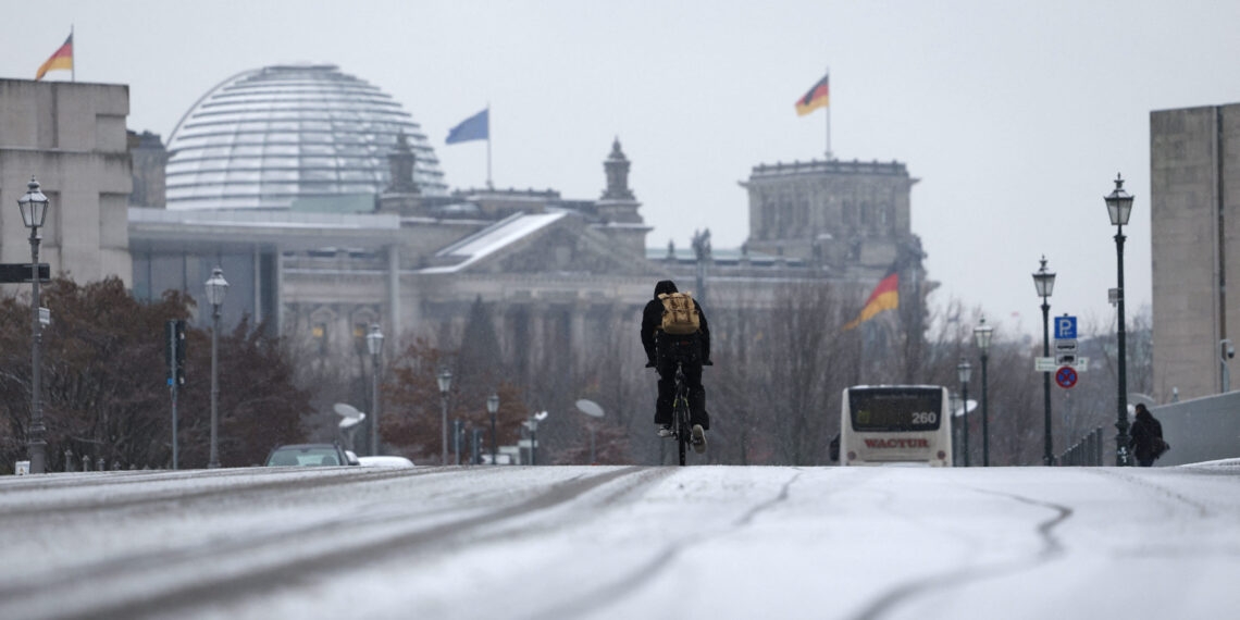 Munchen, paralizat din cauza ninsorilor abundente: Mai mulți români, blocați pe aeroport