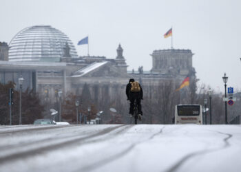 Munchen, paralizat din cauza ninsorilor abundente: Mai mulți români, blocați pe aeroport