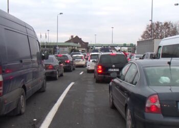 Peste 200.000 de persoane au intrat vineri în România. Este trafic intens la graniţa cu Ungaria şi în aeroporturi