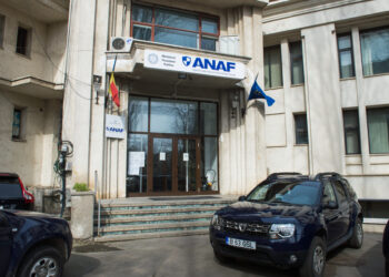 Doi inspectori din Direcţia Regională Antifraudă Fiscală Bucureşti, plasaţi sub control judiciar pentru luare de mită şi alte infracţiuni