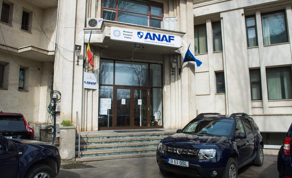 Doi inspectori din Direcţia Regională Antifraudă Fiscală Bucureşti, plasaţi sub control judiciar pentru luare de mită şi alte infracţiuni