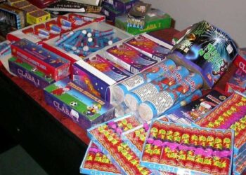 Peste 900 de kilograme de petarde și artificii, confiscate din casa unui bărbat din București