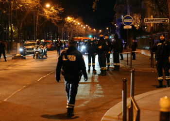 Paris: Un mort şi doi răniţi, după ce au fost înjunghiaţi şi bătuţi pe stradă de un tânăr care a strigat „Allah Akbar”