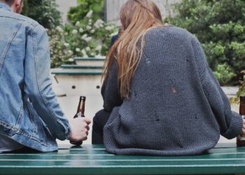 Sondaj: Peste o treime dintre părinţii de adolescenţi spun că nu impun reguli copiilor lor privind consumul de alcool, iar 25% consideră acceptabil consumul ocazional la minori