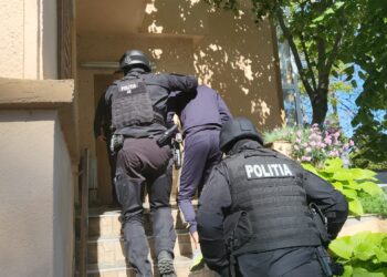 Geantă plină cu droguri, găsită de nişte copii într-o şură din Suceava