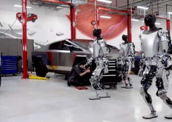 Incident într-o fabrică Tesla. Un inginer a fost atacat de un robot proiectat să mute piese pentru autoturisme