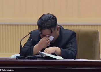 Kim Jong Un a plâns în fața a mii de femei, cerându-le să crească rata natalității