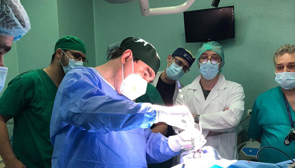 Medicii din Iași au salvat viaţa unui bebeluş, care avea o tumoră cerebrală de 3 centimetri