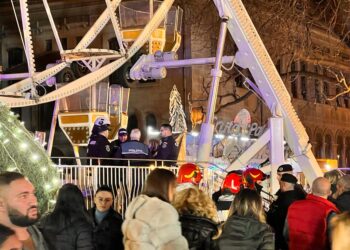 Roata panoramică din Târgul de Crăciun din Constanţa a rămas suspendată