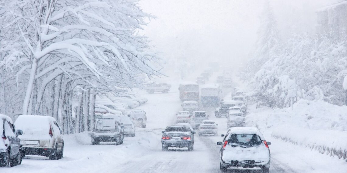 INFOTRAFIC | Cum se circulă pe șoselele din România. Ninge viscolit, cu depunere de strat de zăpadă în mai multe județe