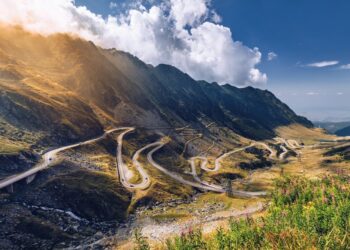 Transalpina şi Transfăgărăşan, deschise temporar circulaţiei şi în sezonul rece