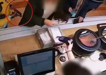 VIDEO | Un curier Glovo fură telefonul din buzunarul unei femei, într-un mall din Capitală. Jaful a durat câteva secunde