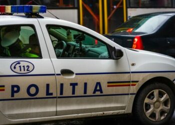 Un elev de 17 ani, bătut crunt de alți doi băieți. L-au amenințat într-un liceu de lângă București, l-au urmărit și l-au prins într-un autobuz STB, unde l-au lovit până i-au rupt splina