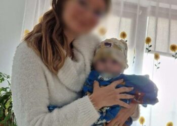 Bebeluşul din Iaşi aruncat de mamă de la etaj ca să îl scape de incendiu a murit la spital
