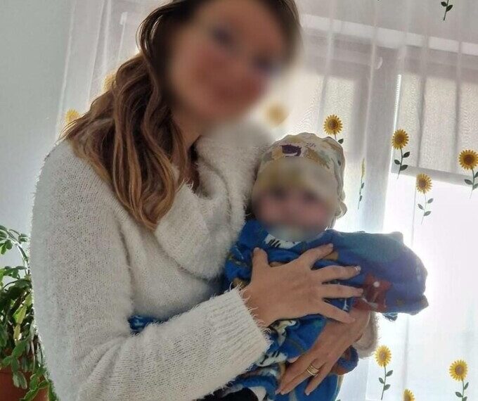 Bebeluşul din Iaşi aruncat de mamă de la etaj ca să îl scape de incendiu a murit la spital