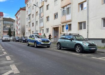 Un copil de trei ani a căzut de la etajul cinci al unui bloc din Sibiu. Medicii sunt rezervați