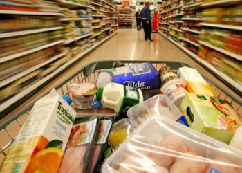 Comercializarea produselor cu dublu standard de calitate e interzisă în România, dar autoritățile nu dau amenzi