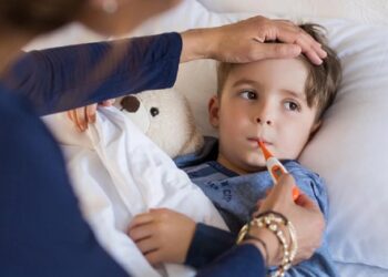 Ministerul Sănătăţii recomandă părinţilor ai căror copii prezintă simptome respiratorii să nu îi trimită la şcoală