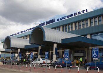 Incident șocant pe Aeroportul Otopeni. Un bărbat și-a tăiat venele cu o lamă pe care o ascunsese în gură