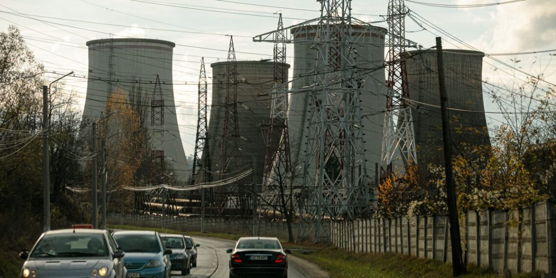 Circa 1.300 de elevi trimiși acasă din cauza mirosului de sulf în Vulcan, jud. Hunedoara