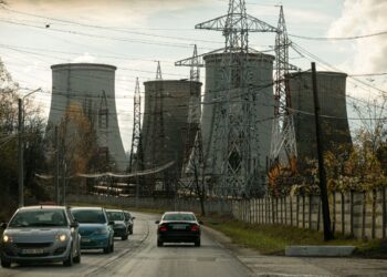 Circa 1.300 de elevi trimiși acasă din cauza mirosului de sulf în Vulcan, jud. Hunedoara