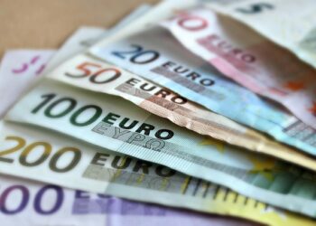 Plăţile cash peste 10.000 de euro vor fi interzise. Decizia luată la nivelul Uniunii Europene