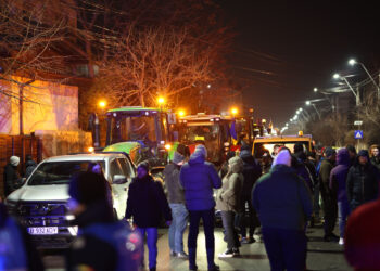 Scandal la intrarea în Capitală | Fermierii forțează intrarea în București