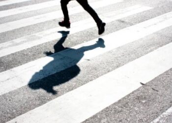 Patru copii din Buzău au fost loviți de o mașină pe trecerea de pietoni în timp ce mergeau la școală