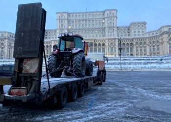 Un singur tractor a fost adus pe o platformă, în Piaţa Constituţiei din Bucureşti, la protestul fermierilor și transportatorilor