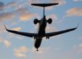 VIDEO | Momente şocante într-un avion în SUA. Un pasager a încercat să deschidă uşa în timpul zborului
