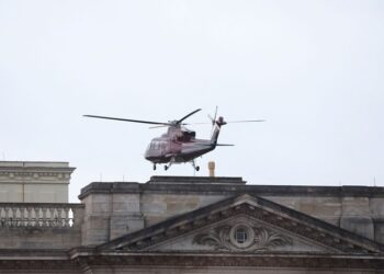 Prințul Harry a sosit de urgență în Marea Britanie , după anunțul că regele Charles suferă de cancer