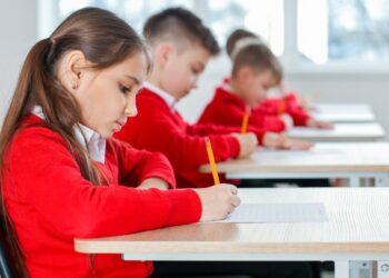 Elevii de clasa a VIII-a susţin prima probă a simulării Evaluării Naţionale. Lucrările vor fi corectate digital