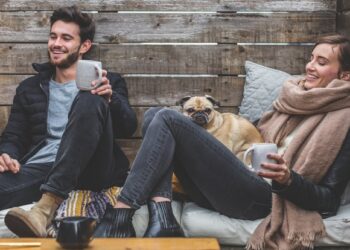 ANALIZĂ | Generaţia Z se răsfaţă cu bunuri de lux pentru că achiziţia unei case sau a unei maşini pare de nerealizat