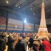 Un bărbat a intrat în Cartea Recordurilor pentru crearea celui mai înalt Turn Eiffel din beţe de chibrituri