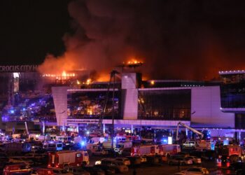 40 de morţi într-un atac armat într-o mare sală de concerte din Moscova
