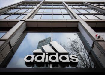Adidas înregistrează pierderi pentru prima dată în ultimii 30 de ani