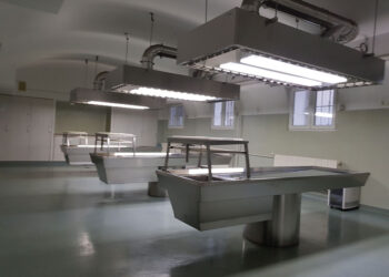 Angajat de la medicină legală, din Bistriţa-Năsăud, prins în flagrant luând 600 de lei mită pentru a îmbălsăma un cadavru