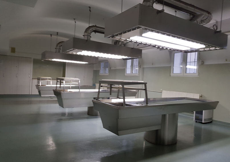 Angajat de la medicină legală, din Bistriţa-Năsăud, prins în flagrant luând 600 de lei mită pentru a îmbălsăma un cadavru