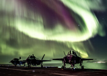 Imagine virală pe rețelele de socializare. Avioane NATO, sub Aurora Boreală