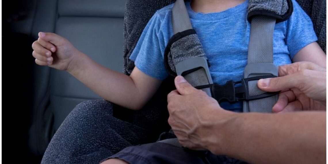 Copii de 1 şi 2 ani, salvaţi de pompierii din Bihor, după ce au rămas blocaţi în maşină