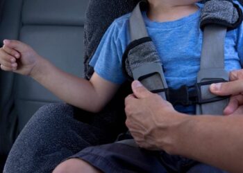 Copii de 1 şi 2 ani, salvaţi de pompierii din Bihor, după ce au rămas blocaţi în maşină