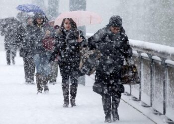 Ninsori și lapoviță în cea mai mare parte a țării, până joi seara