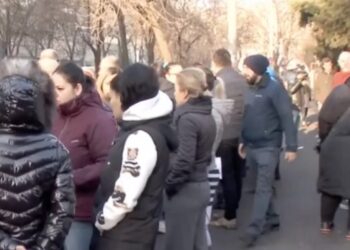 Protest în fața unei școli din București după ce un elev din clasele primare ar fi fost violat de două ori în toaletă 