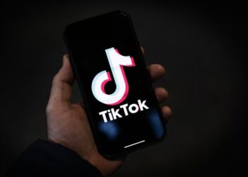 TikTok depăşeşte Facebook şi devine platforma pe care românii petrec cel mai mult timp