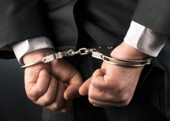 Directorul Direcţiei Energie din cadrul Complexului Energetic Oltenia, reţinut pentru comiterea infracţiunii de trafic de influenţă în formă continuată